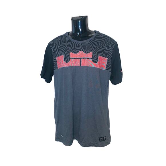 Mens Nike THE NIKE TEE Dri-Fit Shirt Size M Athletic Cut Red Black Detail Swoosh - Picture 1 of 12
